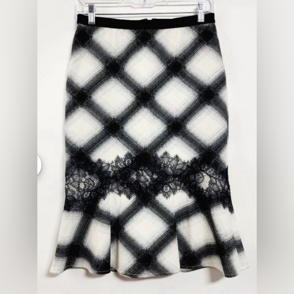 BCBG Mermaid Style Skirt with Lace, Zip Black/White, Size 6 - Picture 9 of 9